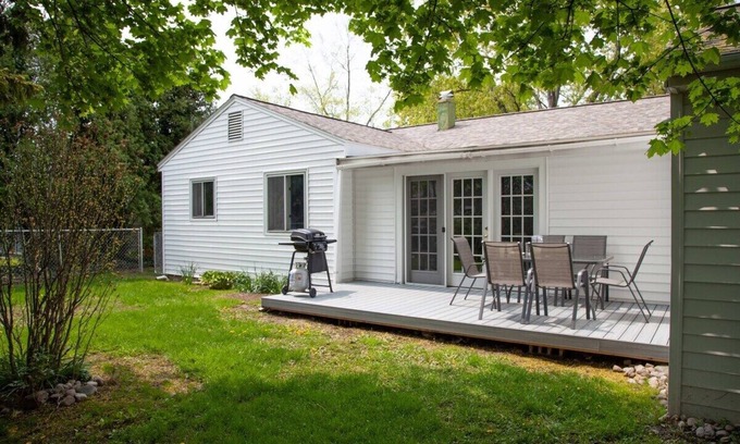 Western Gardens House | Backyard Bungalow: Dog Friendly with Fenced Yard