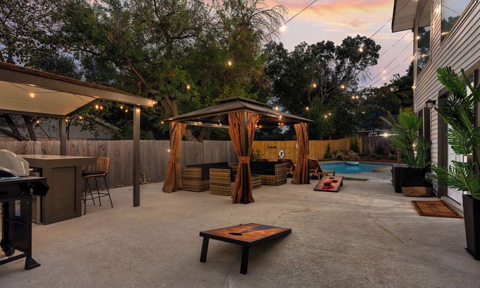 North San Antonio - SAT House | Backyard Oasis ~ Heated Pool ~ Hot Tub ~ Game Room ~ Outdoor Bar ~ Fire Pit