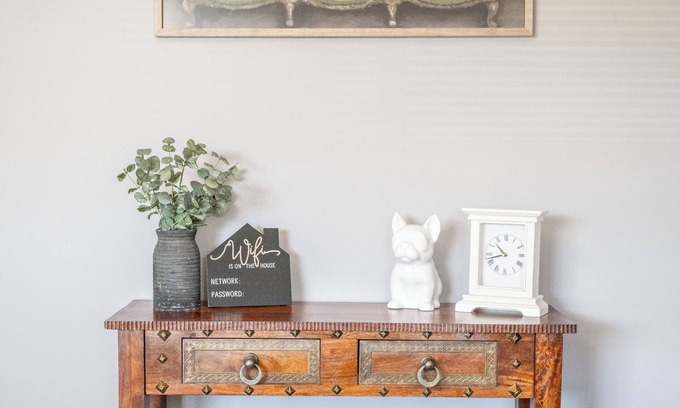 Riverside House | Badea’s 3- bedroom Cozy house . Close to Everything.