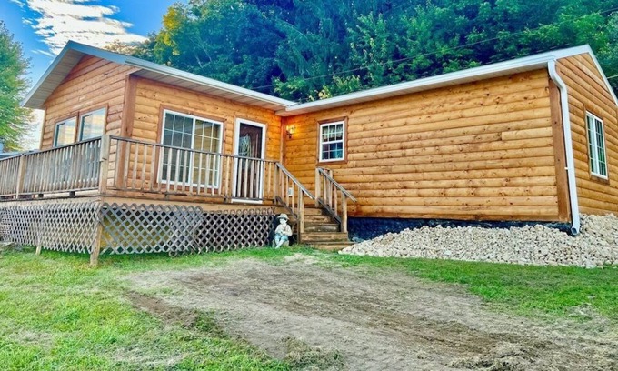Lansing Cabin | Badger...3 BR Cabin w/ Hot Tub