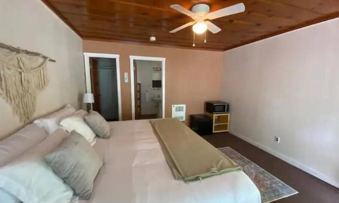Badger House | Badger Sierra, king room 1