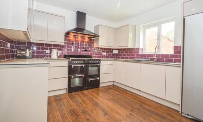 Wroughton House | Badgers House Long Stay Discounts Free Parking