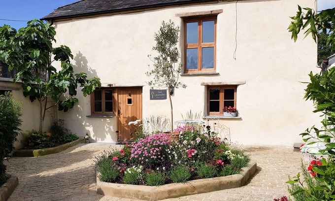 Launceston Cottage | BADHARLICK GRANARY, pet friendly, with a garden in Egloskerry