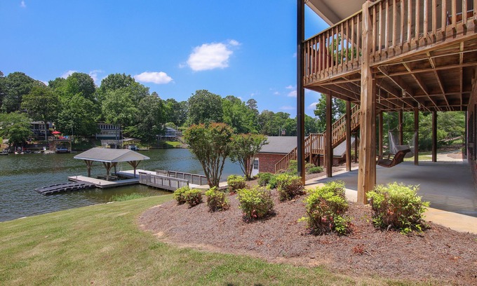 New London House | Badin Lake Waterfront Home with Paddleboards and Kayak.Sleeps 12