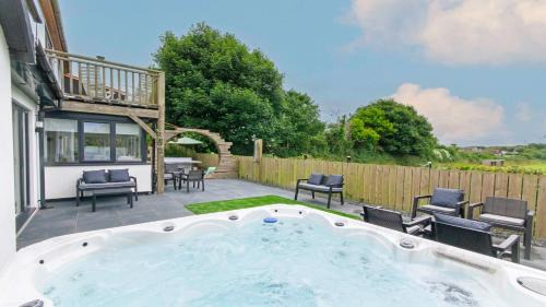 Georgeham House | Bag-End House - Unique home with Balcony, Beautiful Views, Ping Pong and Hot Tub option - Sleeps 14
