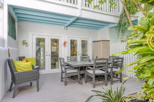 Bahama Village House | Bahamian Reed by AvantStay Walk to Everything w Community Pool Week Long Stays Only