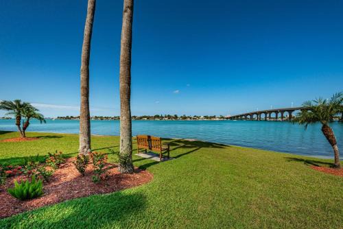 St. Petersburg House | Bahia Vista Sandy Toes, Sailboats & Spectacular Sunsets - All On Isla