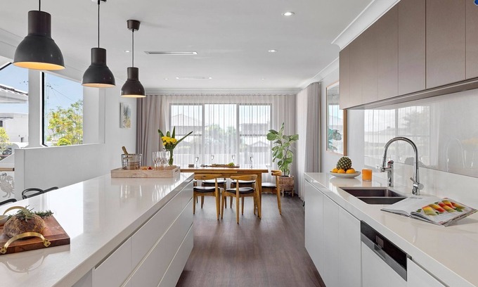 Salamander Bay House | Baie de Salamandre - modern & minimalist two-storey holiday home located close to the beach