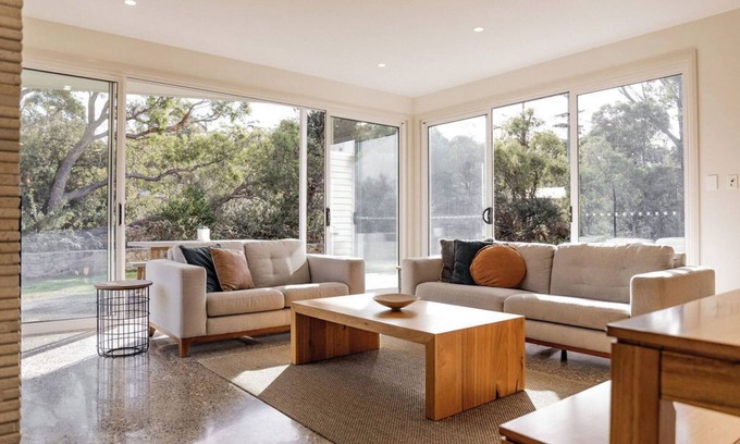 Binalong Bay House | Baileys Beach House - A stunning modern house only stones throw from the beach