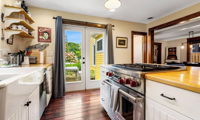 Baileys Harbor House | Baileys Harbor Yellow House with a view