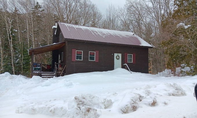 North Creek Cabin | Baker Brook Lodge a CLEAN Pet-friendly Adk. Getaway Minutes From North Creek NY.