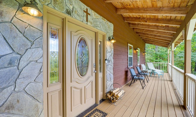 Bakersville House | Bakersville Retreat w/Deck, Fire Pit & Grill!