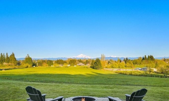 Ferndale House | BakerView Retreat 4-bedroom house in Ferndale