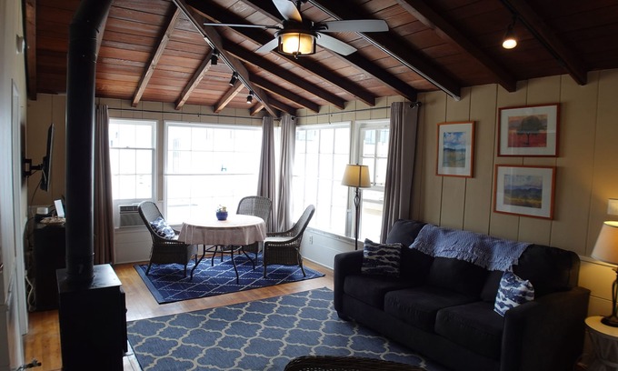 Newport Beach Apartment | Balboa Island Charmer
