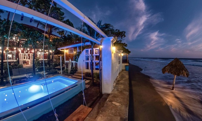Pochomil House | Balcony Bedroom Suite w Romantic Sunsets - AC - Pool