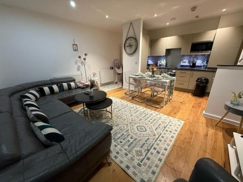 Whittington Apartment | Balcony Breeze Modern 2-Bedroom