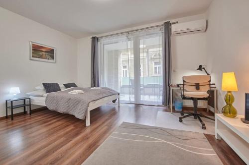 Csarnok negyed Apartment | Balcony Centropolitan Studio w AC by NW