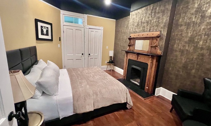 Savannah Victorian District Apartment | Balcony on Forsyth Park, 2-br Historic Savannah, Ga.
