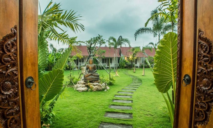 Mushroom Bay Cottage | Balinese Style Teak Cottage in Lembongan, Features a Swimming Pool and Huge Lawn