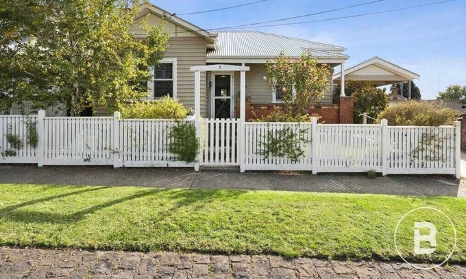 Lake Wendouree House | Ballarat Central - Lakeside Cardigan Cottage