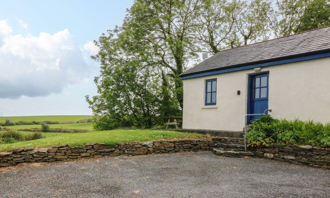 Townlands Cottage | BALLYVOREEN, pet friendly, with open fire in Glandore, County Cork