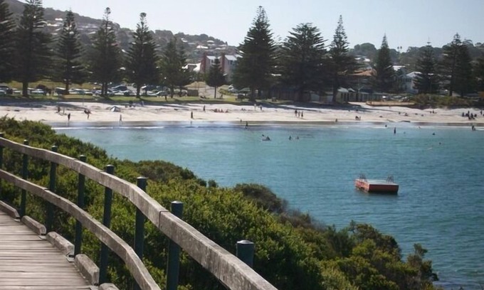 Middleton Beach House | Balneaire Seven - Middleton Beach cafe strip