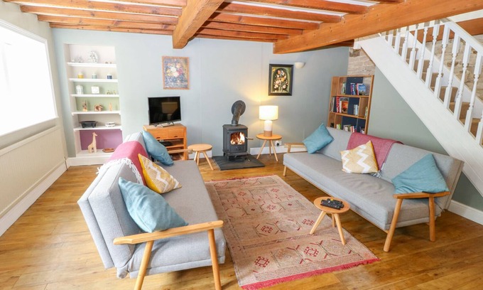 Holmfirth Cottage | BAMFORTH COTTAGE, pet friendly, with open fire in Holmbridge