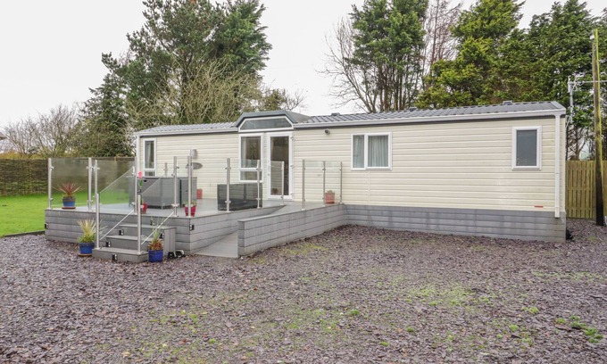 Brynteg Cottage | BANADLEN LODGE, pet friendly, with a garden in Benllech