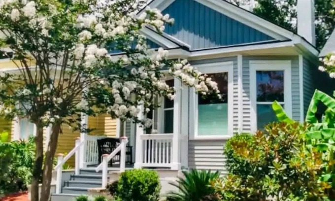 Midtown House | Banana Cottage: Hot Tub & Sun Deck