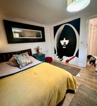 Brighton City Centre House | Bang central homestay with 2 x gorgeous double rooms, bathroom & kitchen use
