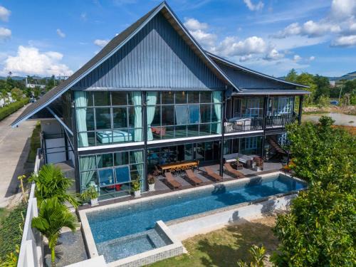 Choeng Thale Villa | BangTao 6-bedroom villa 18 meters, competition-grade swimming pool, industrial style design aesthetic, gaming and entertainment floor, suitable for family vacations and group gatherings