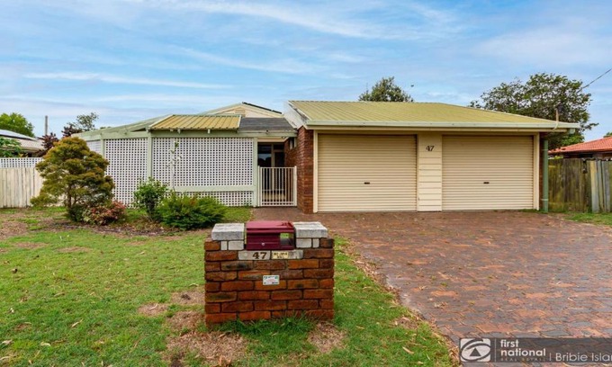Banksia Beach House | Banksia Gem One Street Back From Waterfront