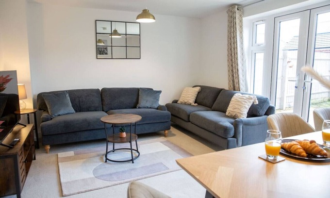Middleton Cheney House | Bankside Stays (Sleeps 8)