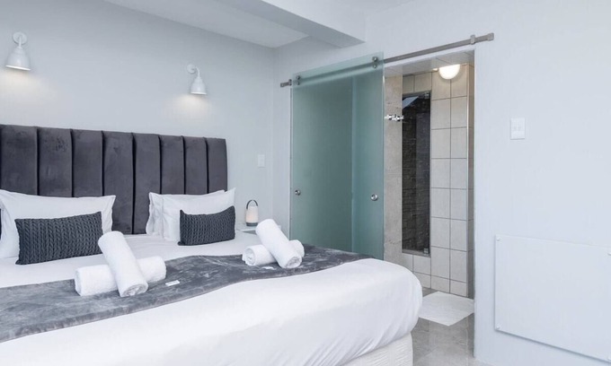 Bantry Bay Apartment | Bantry Bay Studio. Pool & Ocean Views