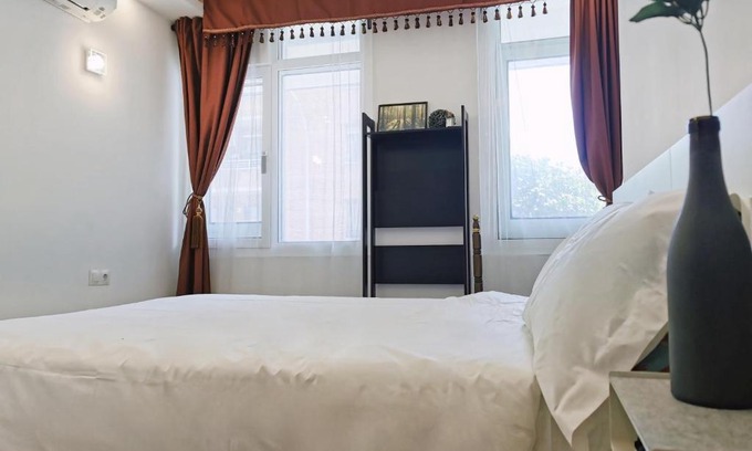 Badalona House | Barcelona CoronaHostal