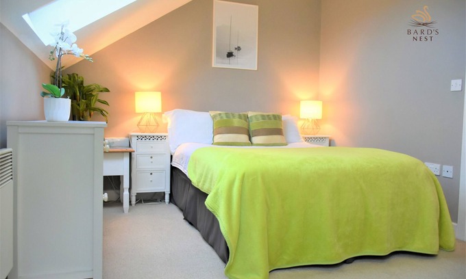 City Centre Apartment | Bard's Nest, central, FREE allocated parking, 3 mins walk to Birthplace.