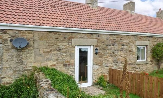 Darlington Cottage | BARFORTH HALL PARLOUR, pet friendly, with a garden in Gainford