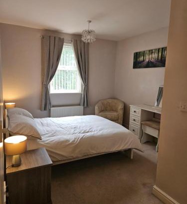 Balderton Apartment | Bargh Apartment - 2 bed 2 bath, modern comfort