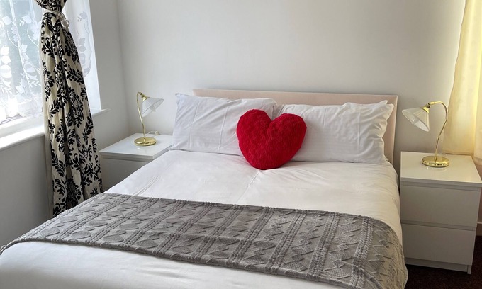 Thames House | π Barking/Dagenham/Contractors& Leisure(3-10 guests)