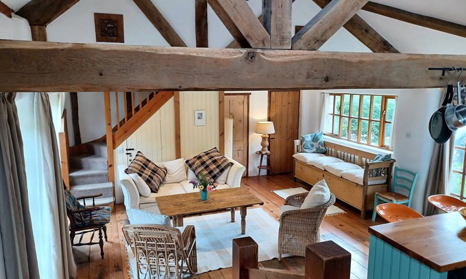 Eype House | Barn annex, 10 mins walk to the beach, swimming pool, great views and local pub