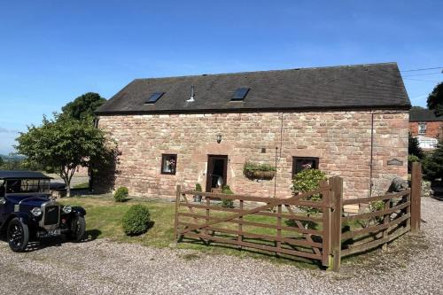 Cauldon Low House | Barn Conversion - Sleeps 4 - Pet friendly - Garden