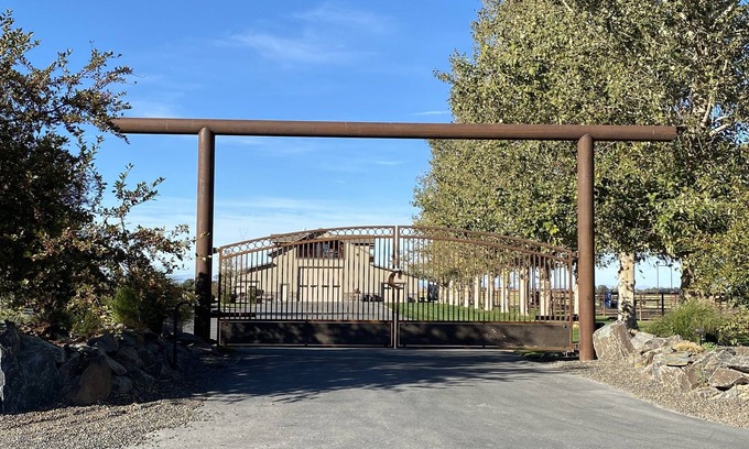 Gooding County House | Barn Dominion, 2000 sq ft ,1 mile from golf course & Box Canyon State Park