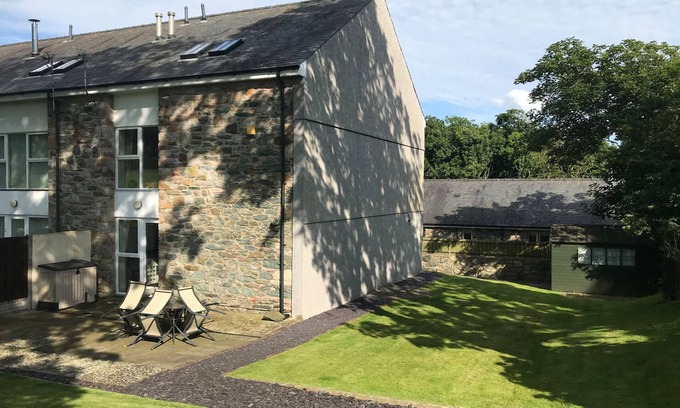 Newborough Cottage | Barn End, 9 Stad Clynnog