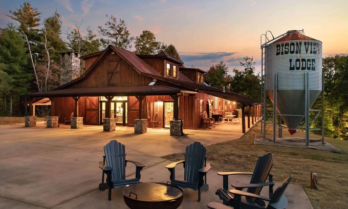 Helen Cabin | Barndominium near Helen - Pickleball and More!
