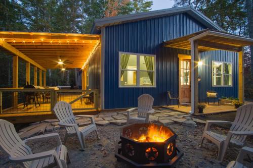 Franklin House | Barndominium With Hot tub and Deck