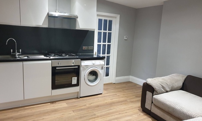 High Barnet Apartment | Barnet Luxury Apartment can sleep 4 people just few mins away from Station