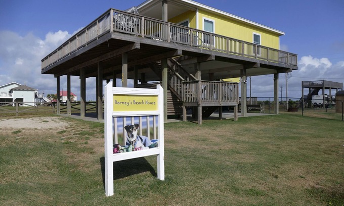 Port Bolivar House | Barney's Beach House - Ocean Front Fenced in yard for dogs