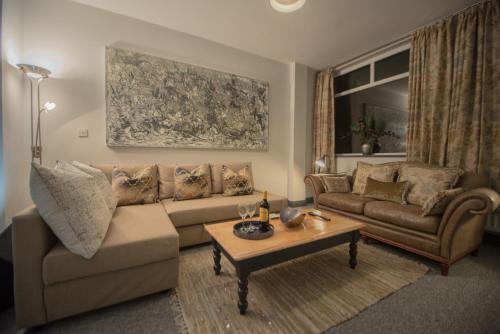 Wirral House | Barnston House - Heswall - spacious homely holiday home by Rework Accommodation