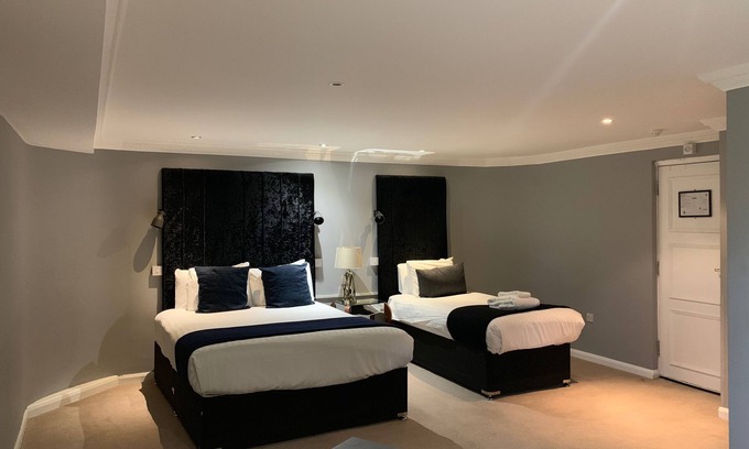 Walsall Hotel | Barons Court Hotel