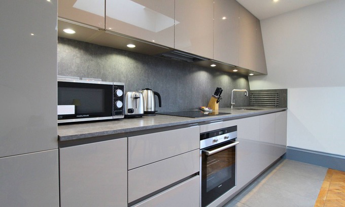 West Kensington Apartment | Barons Court Queens Club by Viridian Apartments
